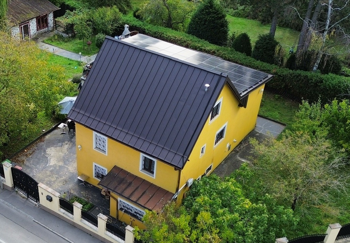 Blechdach auf gelbem Haus aus der Vogelperspektive