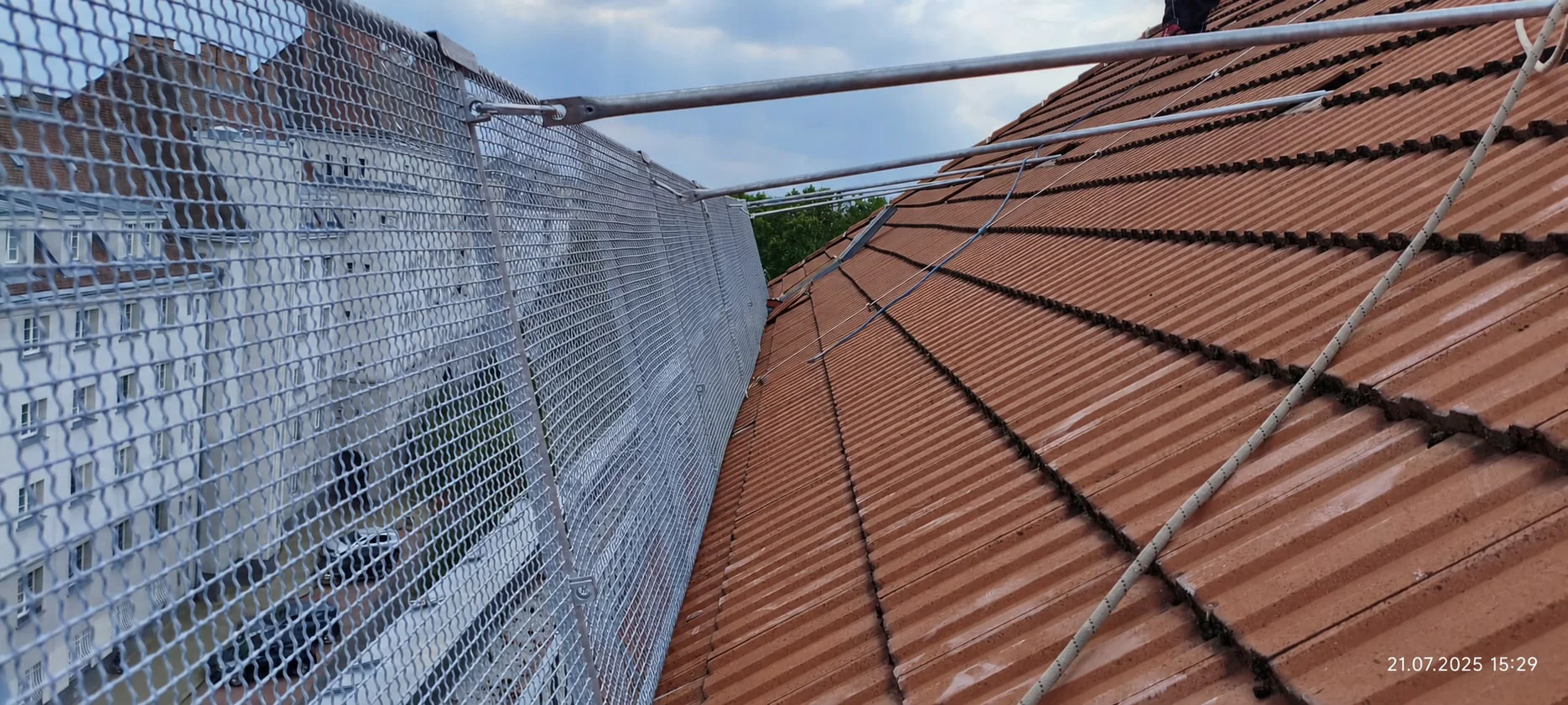 Dachfläche mit Absturzsicherung und roten Dachziegeln
