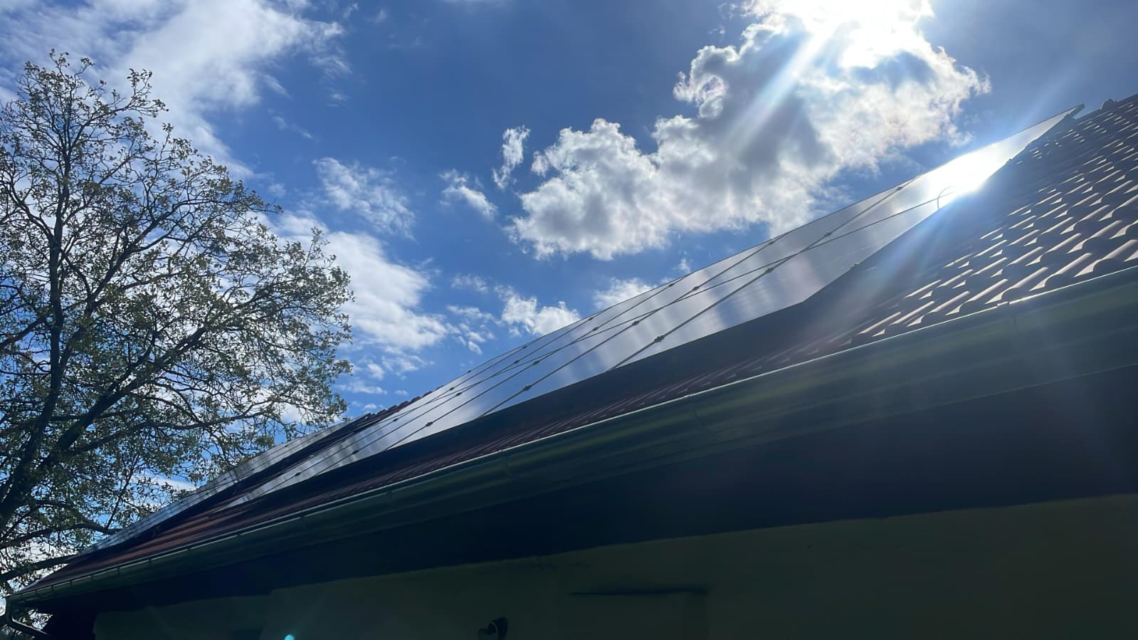 Photovoltaikanlage auf einem Einfamilienhaus aus der Vogelperspektive