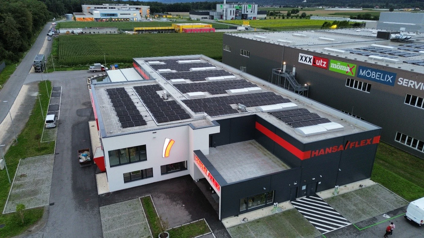 Gewerbliche Photovoltaikanlage auf Unternehmensdach
